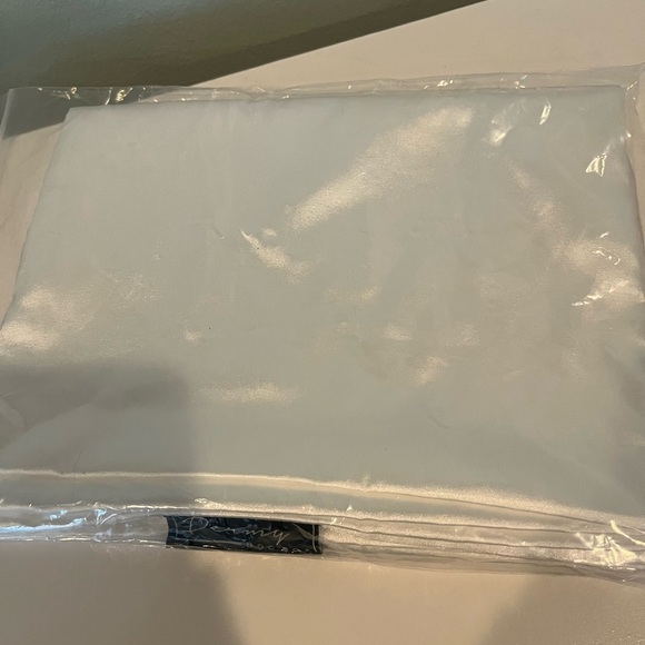 Common Care Exfoliating Scalp Scrub and Shampoo Brush Set with  satin pillowcas - Picture 2 of 4